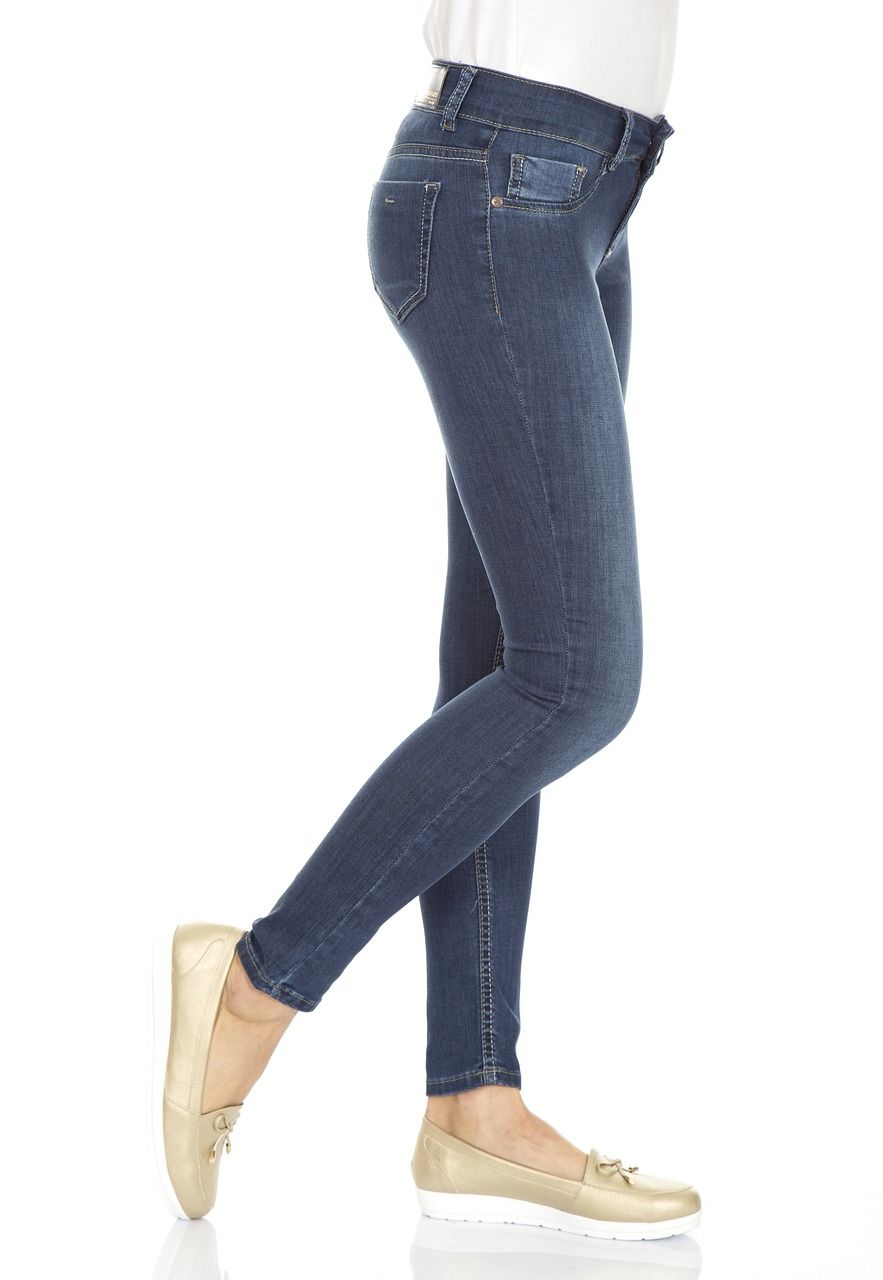 Bootcut jeans er en populær stil inden for denim, der kombinerer det bedste fra to verdener: en behagelig pasform omkring lårene og en elegant flair ved anklerne