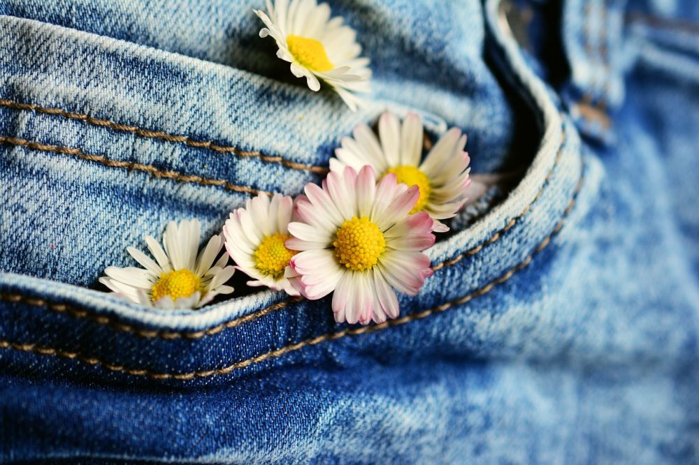 Wide legged jeans er en populær trend inden for modens verden, der tilbyder et frisk pust til den traditionelle denim stil